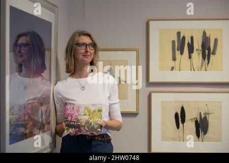 Edinburgh, Großbritannien. 3. März 2022. The Garden neue Ausstellung in der Scottish Gallery, Edinburgh in der Dundas Street. Im Bild: Claire Harkess Künstlerin Pic Credit: Pako Mera/Alamy Live News Stockfoto