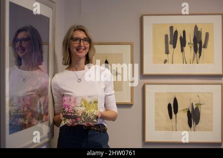 Edinburgh, Großbritannien. 3. März 2022. The Garden neue Ausstellung in der Scottish Gallery, Edinburgh in der Dundas Street. Im Bild: Claire Harkess Künstlerin Pic Credit: Pako Mera/Alamy Live News Stockfoto