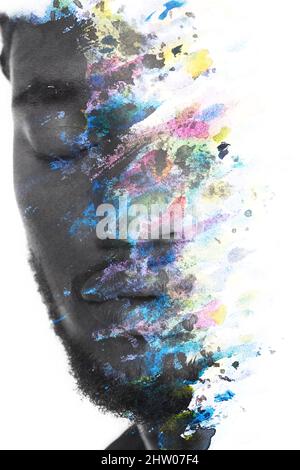 Ein Porträt eines Mannes kombiniert mit farbenfrohen Aquarellspritzern. Paintographie. Stockfoto