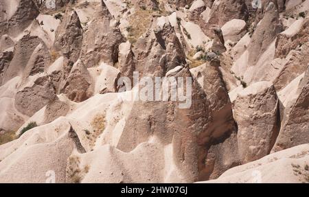 Panorama der geformten Klippen des Imagination Valley. Türkei, Kappadokien. Stockfoto