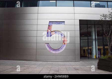 London, Großbritannien. 3.. März 2022. Das Schild mit der Nummer 5 vor dem Hauptsitz der UBS, 5 Broadgate, ist mit einer Feier zum Internationalen Frauentag geschmückt, der am 8.. März stattfindet. Kredit: Vuk Valcic / Alamy Live Nachrichten Stockfoto