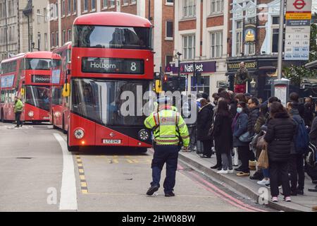 London, Großbritannien. 3.. März 2022. Eine große Menschenmenge wartet an einer Bushaltestelle vor der Liverpool Street Station, als der zweite Tag der U-Bahnangriffe in der Hauptstadt ein Chaos im Reiseverkehr verursacht. Mitglieder der Eisenbahn-, See- und Transportunion (RMT) führen einen Streik über Arbeitsplätze, Arbeitsbedingungen und Bezahlung durch. Kredit: Vuk Valcic / Alamy Live Nachrichten Stockfoto