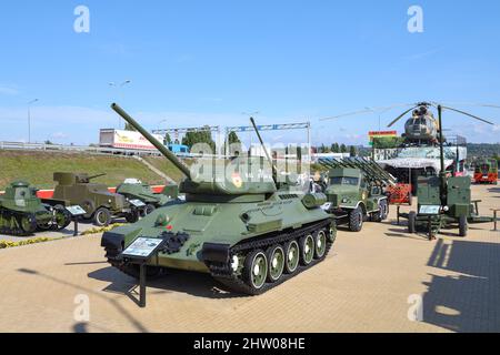 KAMENSK-SCHACHTINSKI, RUSSLAND - 04. OKTOBER 2021: Sowjetischer Panzer T-34-85 in der Exposition des Patriot-Parks an einem sonnigen Tag Stockfoto