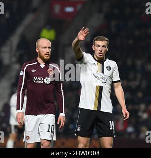 Tynecastle Park Edinburgh, Schottland Großbritannien 2.. März 22 Heart of Midlothian gegen Aberdeen Cinch Premiership-Spiel. Hearts' Liam Boyce (10) und Lewis Ferguson aus Aberdeen Quelle: eric mccowat/Alamy Live News Stockfoto