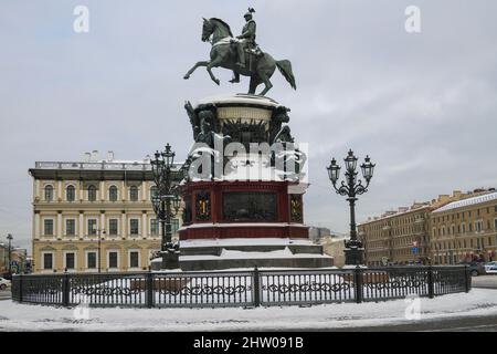 Denkmal für den russischen Kaiser von Nikolaus I. (1859 installiert) auf dem Isaaksplatz an einem bewölkten Januartag. Sankt Petersburg, Russland Stockfoto