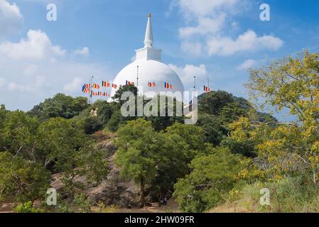 Blick auf den alten buddhistischen Stupa Maha Seya Dagoba an einem sonnigen Tag. Mihintale, Sri Lanka Stockfoto