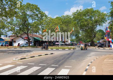 MIHINTALE, SRI LANKA - 05. FEBRUAR 2020: Sonniger Tag im modernen Mihintale Stockfoto