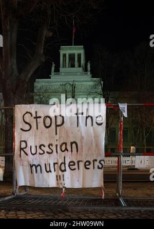 Berlin, Deutschland. 02. März 2022. Auf dem Schild vor der russischen Botschaft steht „Stoppen Sie die russischen Morde“. Quelle: Paul Zinken/dpa/Alamy Live News Stockfoto