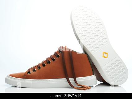 Diffuse Ansicht auf braunen Leder Sneaker Schuhe isoliert Stockfoto