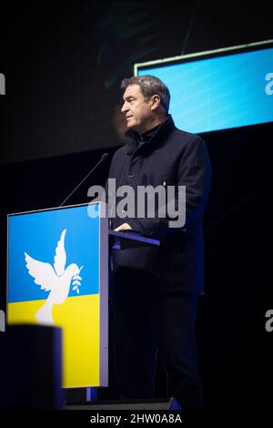 München, Deutschland. 02. März 2022. Am 2.. März versammelten sich 2022 45.000 Menschen am Königsplatz in München, um gegen die russische Invasion in der Ukraine zu protestieren und ihre Solidarität mit dem ukrainischen Volk zu zeigen. Die Kundgebung wurde von der SPD organisiert und alle demokratischen Parteien schlossen sich ihr an. Der bayerische Ministerpräsident und CSU-Chef Markus Soeder spricht. (Foto: Alexander Pohl/Sipa USA) Quelle: SIPA USA/Alamy Live News Stockfoto