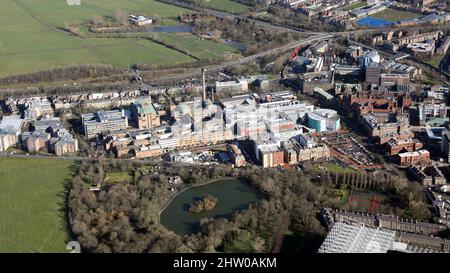 Luftaufnahme des Royal Victoria Infirmary, einem großen NHS-Krankenhaus in Newcastle-upon-Tyne, Tyne & Wear, Großbritannien Stockfoto