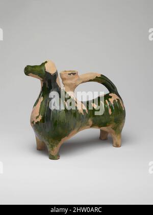 Kunst inspiriert von Aquamanile in Form eines RAM, ca. 1250–1350, hergestellt in Scarborough, England, britisch, Steingut, Grüne Glasur, insgesamt: 9 7/16 x 11 1/2 x 5 1/4 Zoll (23,9 x 29,2 x 13,3 cm), Keramik, Aquamanilia – das Wort kommt aus dem Lateinischen für Wasser (aqua) und Hand (manus) –, Klassische Werke, die von Artotop mit einem Schuss Moderne modernisiert wurden. Formen, Farbe und Wert, auffällige visuelle Wirkung auf Kunst. Emotionen durch Freiheit von Kunstwerken auf zeitgemäße Weise. Eine zeitlose Botschaft, die eine wild kreative neue Richtung verfolgt. Künstler, die sich dem digitalen Medium zuwenden und die Artotop NFT erschaffen Stockfoto