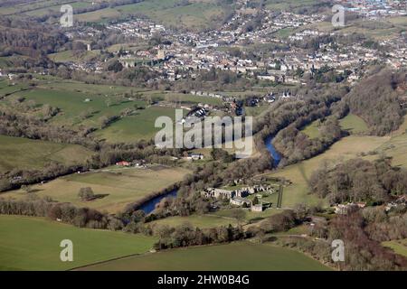 Luftaufnahme der Easby Abbey mit dem Stadtzentrum von Richmond im Hintergrund, North Yorkshire Stockfoto