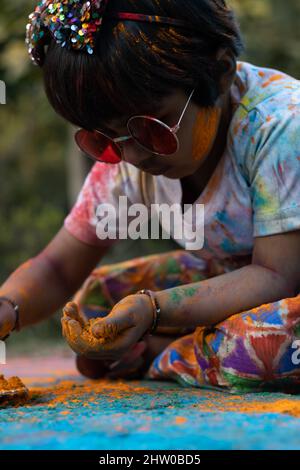Colorful Holi Theme - Porträt Des Niedlichen Indischen Kid Tragen Runde Farbtöne Und In Holi Farbe Puder Gefärbt Genannt Rang Gulal Stockfoto