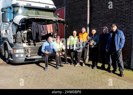 Rotterdam, Niederlande. Mehrere ukrainische Lkw-Fahrer bereiten sich am Sonntag, den 27.. Februar 2022, Nachmittag, im Merwe Harbour Fruit Terminal auf die Rückfahrt in die Ukraine vor, um sich dem Militär/der Armee/der Miliz anzuschließen, um gegen die russische Besatzung ihres Landes zu kämpfen und seinen Freiheits- und Soverignstaat zu schützen. Stockfoto