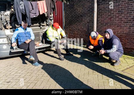 Rotterdam, Niederlande. Mehrere ukrainische Lkw-Fahrer bereiten sich am Sonntag, den 27.. Februar 2022, Nachmittag, im Merwe Harbour Fruit Terminal auf die Rückfahrt in die Ukraine vor, um sich dem Militär/der Armee/der Miliz anzuschließen, um gegen die russische Besatzung ihres Landes zu kämpfen und seinen Freiheits- und Soverignstaat zu schützen. Stockfoto