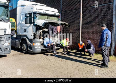 Rotterdam, Niederlande. Mehrere ukrainische Lkw-Fahrer bereiten sich am Sonntag, den 27.. Februar 2022, Nachmittag, im Merwe Harbour Fruit Terminal auf die Rückfahrt in die Ukraine vor, um sich dem Militär/der Armee/der Miliz anzuschließen, um gegen die russische Besatzung ihres Landes zu kämpfen und seinen Freiheits- und Soverignstaat zu schützen. Stockfoto