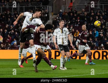 Edinburgh, Großbritannien. 02. Mär, 2022. Cinch Premiership - Heart of Midlothian gegen Aberdeen 02/03/2022 Pic Shows: Aberdeen-Verteidiger Declan Gallagher geht ins Netz, aber sein Tor wird von Match-Schiedsrichter Steven McLean abgeknallt, während Hearts Gastgeber von Aberdeen in der Cinch Premiership im Tynecastle Park, Edinburgh, ist. Quelle: Ian Jacobs/Alamy Live News Stockfoto