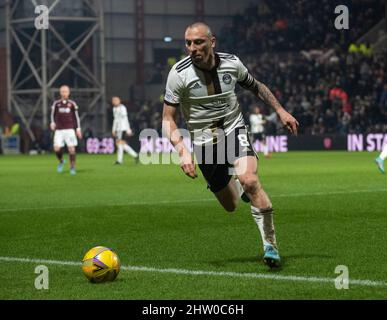 Edinburgh, Großbritannien. 02. Mär, 2022. Cinch Premiership - Heart of Midlothian gegen Aberdeen 02/03/2022 Pic Shows: Aberdeen Mittelfeldspieler Scott Brown sammelt den Ball als Hearts Gastgeber für Aberdeen in der Cinch Premiership im Tynecastle Park, Edinburgh. Quelle: Ian Jacobs/Alamy Live News Stockfoto