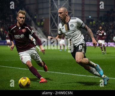 Edinburgh, Großbritannien. 02. Mär, 2022. Cinch Premiership - Heart of Midlothian gegen Aberdeen 02/03/2022 Fotos: Aberdeen Mittelfeldspieler Scott Brown räumt die Gefahr auf, als der australische Verteidiger von Hearts, Nathianel Atkinson, in der Cinch Premiership im Tynecastle Park, Edinburgh, die Gastgeber von Aberdeen ist. Quelle: Ian Jacobs/Alamy Live News Stockfoto