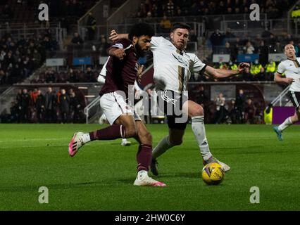 Edinburgh, Großbritannien. 02. Mar, 2022. Cinch Premiership - Heart of Midlothian gegen Aberdeen 02/03/2022 Pic Shows: Aberdeen-Verteidiger, Declan Gallagher, blockiert Hearts' Forward, Ellis Simms, als Hearts Gastgeber von Aberdeen in der Cinch Premiership im Tynecastle Park, Edinburgh. Quelle: Ian Jacobs/Alamy Live News Stockfoto