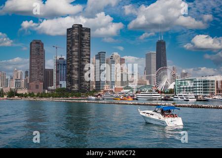 Chicago Skyline vom Lake Michigan. Lake Point Tower auf der linken Seite, 875 North Michigan Avenue (ehemals Hancock Center) auf der rechten Seite. Navy Pier auf der rechten Seite Stockfoto