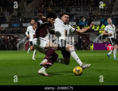 Edinburgh, Großbritannien. 02. Mar, 2022. Cinch Premiership - Heart of Midlothian gegen Aberdeen 02/03/2022 Pic Shows: Aberdeen-Verteidiger, Declan Gallagher, blockiert Hearts' Forward, Ellis Simms, als Hearts Gastgeber von Aberdeen in der Cinch Premiership im Tynecastle Park, Edinburgh. Quelle: Ian Jacobs/Alamy Live News Stockfoto