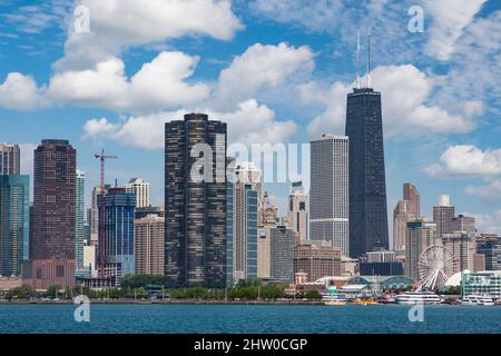 Chicago Skyline vom Lake Michigan. Lake Point Tower in der Mitte, 875 North Michigan Avenue (ehemals Hancock Center) auf der rechten Seite. Navy Pier rechts unten. Stockfoto