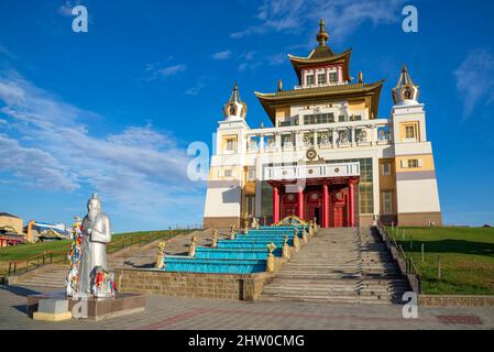 ELISTA, RUSSLAND - 21. SEPTEMBER 2021: Skulptur eines Weißen Ältesten im Hintergrund eines buddhistischen Tempels 'Goldene Wohnstätte von Buddha Shakyamuni' Stockfoto