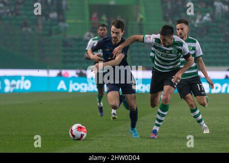 02. März 2022. Lissabon, Portugal. Porto's Mittelfeldspieler aus Portugal Fabio Vieira (50) und Sporting's Verteidiger aus Portugal Goncalo Inacio (25) in Aktion während der Halbfinalsektion 1. des Portugiesischen Pokals: Sporting vs Porto Credit: Alexandre de Sousa/Alamy Live News Stockfoto