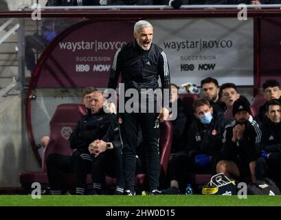 Edinburgh, Großbritannien. 02. Mär, 2022. Cinch Premiership - Heart of Midlothian / Aberdeen 02/03/2022 Pic Shows: Ein wütender Aberdeen-Manager, Jim Goodwin, ruft seinen Spielern Anweisungen vom Rande, während Hearts Gastgeber von Aberdeen in der Cinch Premiership im Tynecastle Park, Edinburgh, spielen. Quelle: Ian Jacobs/Alamy Live News Stockfoto