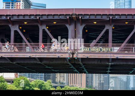 Chicago, Illinois. Radfahrer überqueren den Chicago River auf der Lake Shore Drive Bridge. Stockfoto