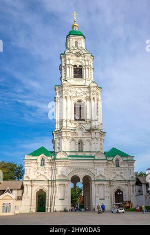 ASTRACHAN, RUSSLAND - 22. SEPTEMBER 2021: Pretschistenskaya Glockenturm. Kreml in Astrachan Stockfoto