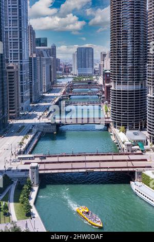 Chicago River Bridges, Marina City Wohnanlagen auf der rechten Seite. Chicago, Illinois. Stockfoto