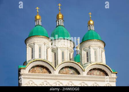 Die Kuppeln der antiken Trinity Cathedral aus der Nähe. Der Kreml in Astrachan, Russland Stockfoto