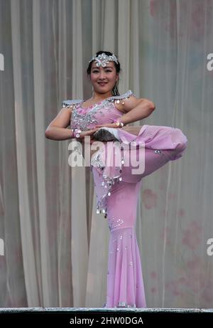 Chinesische Weibliche Contortionistin, Akrobatin. Stockfoto