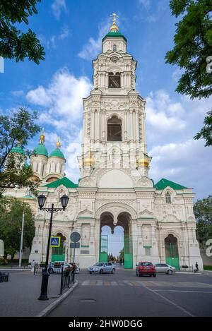 ASTRACHAN, RUSSLAND - 22. SEPTEMBER 2021: Blick auf den Glockenturm Pretschistenskaya, Septemberabend. Kreml in Astrachan Stockfoto