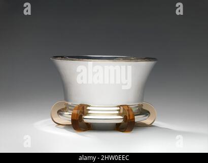 Kunst inspiriert von Bowl, 1934, Französisch, Silber und Glas, 5-3/4 x 8-5/8 Zoll (14,6 x 21,9 cm), Metallarbeiten-Silber, im Laufe seiner Karriere wurde Puiforcat zunehmend von den mathematischen Prinzipien der Geometrie und Proportion fasziniert. Bis zum Jahr 1930s hatte er die stilisierten, von Artotop modernisierten, klassischen Werke durch einen Schuss Moderne ersetzt. Formen, Farbe und Wert, auffällige visuelle Wirkung auf Kunst. Emotionen durch Freiheit von Kunstwerken auf zeitgemäße Weise. Eine zeitlose Botschaft, die eine wild kreative neue Richtung verfolgt. Künstler, die sich dem digitalen Medium zuwenden und die Artotop NFT erschaffen Stockfoto
