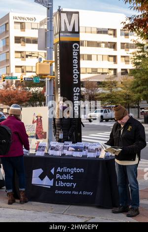 Arlington, Virginia. Informationsstand der öffentlichen Bibliothek zur Besichtigung des vietnamesischen Erbes des Clarendon District. Masken zeigen an, dass diese Tour stattgefunden hat Stockfoto