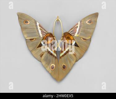 Kunst inspiriert von Anhänger und Schachtel des Moths, ca. 1900, Anhänger: Gold, champlevé emailliert, Zitrinen, geschnitztes Horn; Karton: Pappe, Seide, H. 3, W. 3-5/8 in. (7,6 x 9,2 cm), Schmuck, Lucien Gaillard war der Sohn und Enkel von Pariser Juwelieren, sowie der Bruder des berühmten Jugendstils, Klassische Werke, die von Artotop mit einem Schuss Moderne modernisiert wurden. Formen, Farbe und Wert, auffällige visuelle Wirkung auf Kunst. Emotionen durch Freiheit von Kunstwerken auf zeitgemäße Weise. Eine zeitlose Botschaft, die eine wild kreative neue Richtung verfolgt. Künstler, die sich dem digitalen Medium zuwenden und die Artotop NFT erschaffen Stockfoto