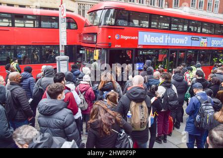 London, England, Großbritannien. 3. März 2022. Eine große Menschenmenge wartet an einer Bushaltestelle vor der Liverpool Street Station, als der zweite Tag der U-Bahnangriffe in der Hauptstadt ein Chaos im Reiseverkehr verursacht. Mitglieder der Eisenbahn-, See- und Transportunion (RMT) führen einen Streik über Arbeitsplätze, Arbeitsbedingungen und Bezahlung durch. (Bild: © Vuk Valcic/ZUMA Press Wire) Stockfoto