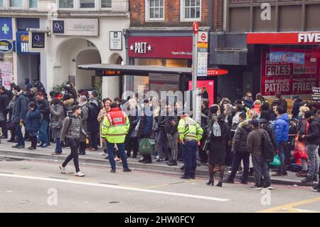 London, England, Großbritannien. 3. März 2022. Eine große Menschenmenge wartet an einer Bushaltestelle vor der Liverpool Street Station, als der zweite Tag der U-Bahnangriffe in der Hauptstadt ein Chaos im Reiseverkehr verursacht. Mitglieder der Eisenbahn-, See- und Transportunion (RMT) führen einen Streik über Arbeitsplätze, Arbeitsbedingungen und Bezahlung durch. (Bild: © Vuk Valcic/ZUMA Press Wire) Stockfoto