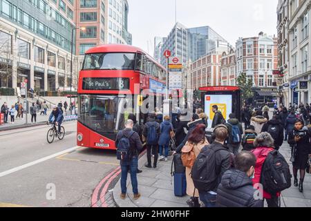 London, England, Großbritannien. 3. März 2022. Eine große Menschenmenge wartet an einer Bushaltestelle vor der Liverpool Street Station, als der zweite Tag der U-Bahnangriffe in der Hauptstadt ein Chaos im Reiseverkehr verursacht. Mitglieder der Eisenbahn-, See- und Transportunion (RMT) führen einen Streik über Arbeitsplätze, Arbeitsbedingungen und Bezahlung durch. (Bild: © Vuk Valcic/ZUMA Press Wire) Stockfoto