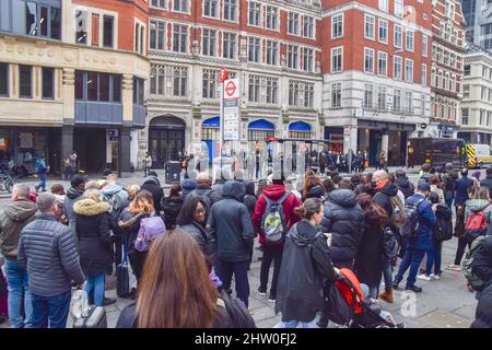 London, England, Großbritannien. 3. März 2022. Eine große Menschenmenge wartet an einer Bushaltestelle vor der Liverpool Street Station, als der zweite Tag der U-Bahnangriffe in der Hauptstadt ein Chaos im Reiseverkehr verursacht. Mitglieder der Eisenbahn-, See- und Transportunion (RMT) führen einen Streik über Arbeitsplätze, Arbeitsbedingungen und Bezahlung durch. (Bild: © Vuk Valcic/ZUMA Press Wire) Stockfoto