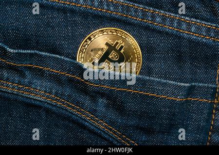 Bitcoin Goldmünze in Jeans Tasche Investitionskonzept Stockfoto