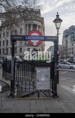 London, Großbritannien. 3. März 2022. Der zweite vollständige Londoner U-Bahnstreik findet am 3. März statt und bringt alle U-Bahn-Dienste zum Stillstand, wobei die U-Bahn-Stationen gesperrt sind. Pendler reisen per Bahn oder Bus ins Zentrum Londons. Quelle: Malcolm Park/Alamy Live News Stockfoto