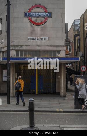 London, Großbritannien. 3. März 2022. Der zweite vollständige Londoner U-Bahnstreik findet am 3. März statt und bringt alle U-Bahn-Dienste zum Stillstand, wobei die U-Bahn-Stationen gesperrt sind. Pendler reisen per Bahn oder Bus ins Zentrum Londons. Quelle: Malcolm Park/Alamy Live News Stockfoto