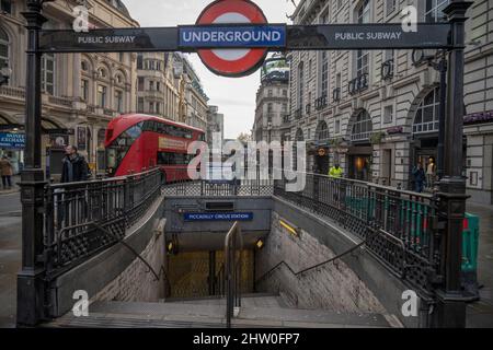 London, Großbritannien. 3. März 2022. Der zweite vollständige Londoner U-Bahnstreik findet am 3. März statt und bringt alle U-Bahn-Dienste zum Stillstand, wobei die U-Bahn-Stationen gesperrt sind. Pendler reisen per Bahn oder Bus ins Zentrum Londons. Quelle: Malcolm Park/Alamy Live News Stockfoto