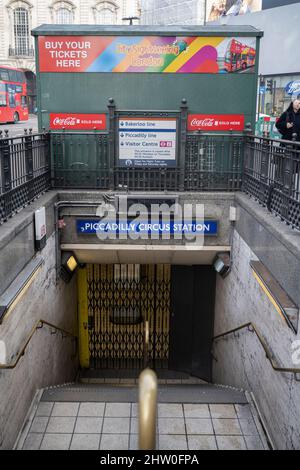 London, Großbritannien. 3. März 2022. Der zweite vollständige Londoner U-Bahnstreik findet am 3. März statt und bringt alle U-Bahn-Dienste zum Stillstand, wobei die U-Bahn-Stationen gesperrt sind. Pendler reisen per Bahn oder Bus ins Zentrum Londons. Quelle: Malcolm Park/Alamy Live News Stockfoto