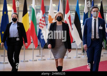 27. Februar 2022, Belgien, Brüssel: Die deutsche Bundesministerin für Inneres und Inneres Nancy Faeser spricht vor einem außerordentlichen Treffen der EU-Innenminister am 27. Februar 2022 im Europa House, dem Sitz des EU-Rates. Die Minister werden die europäische Reaktion auf die Lage in der Ukraine erörtern: Humanitäre Hilfe, Aufnahme- und Solidaritätsmaßnahmen, Herausforderungen im Bereich der Außengrenzen und der Sicherheit, Visamaßnahmen, Antizipation hybrider Bedrohungen. Foto: Thierry Monasse/dpa Stockfoto